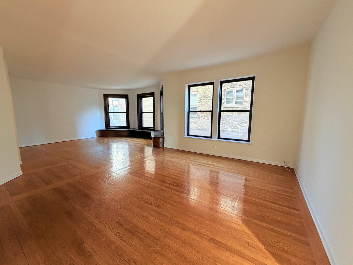 3939 N Pine Grove Avenue Unit: 2F