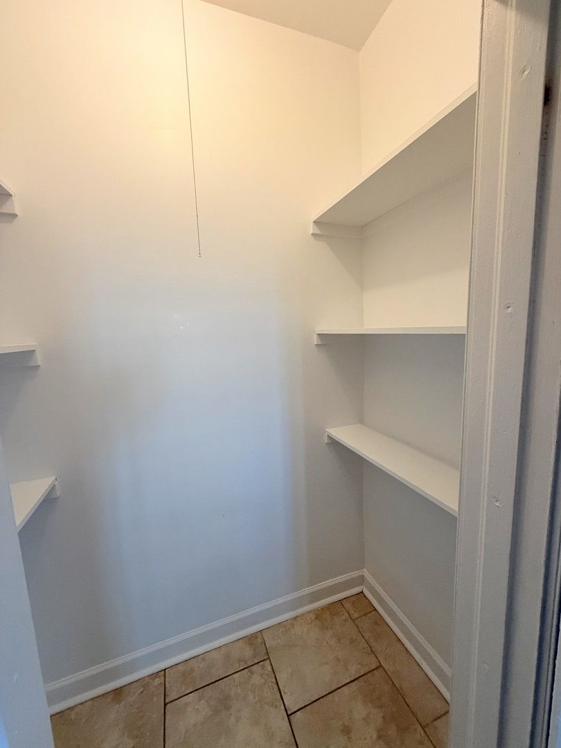 3939 N Pine Grove Avenue Unit: 2F