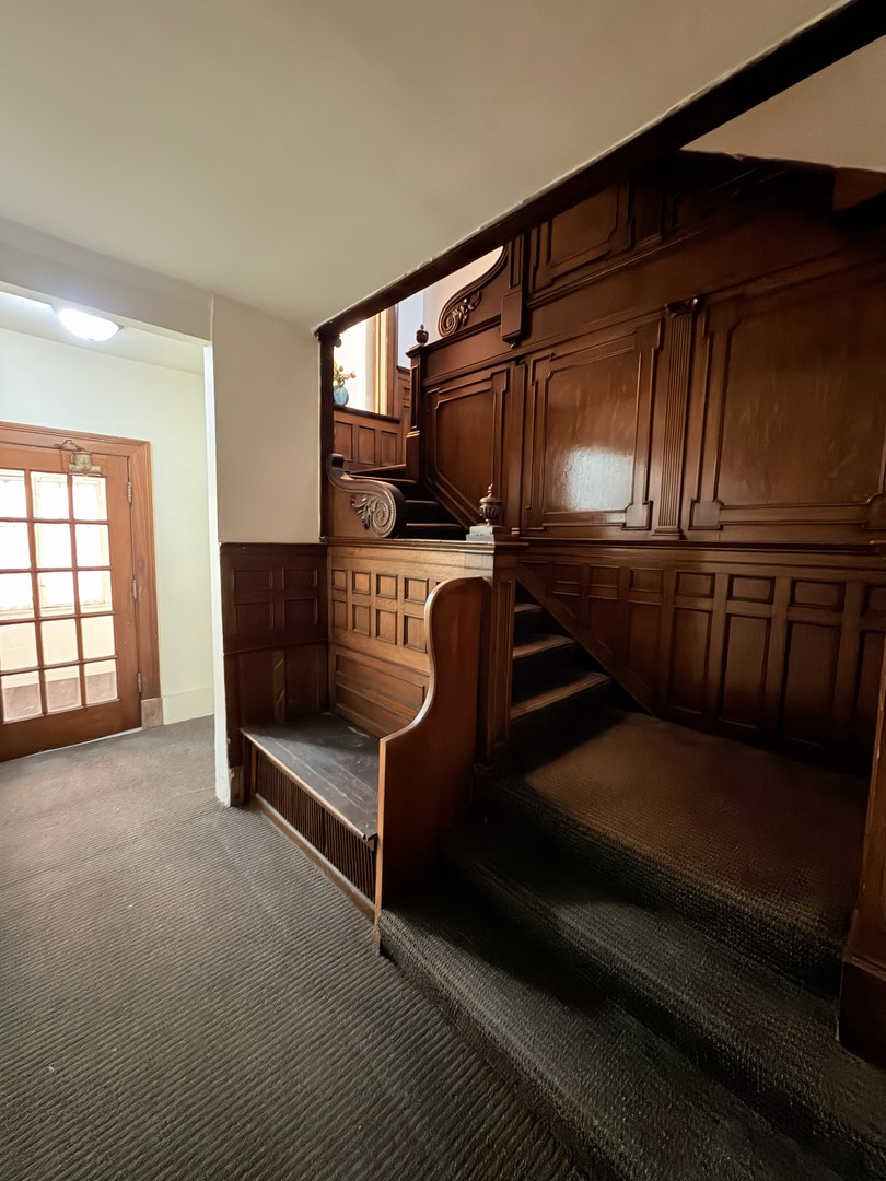 3939 N Pine Grove Avenue Unit: 2F