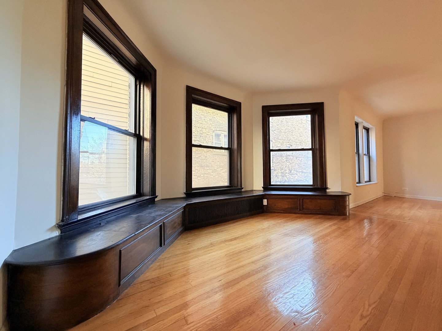 3939 N Pine Grove Avenue Unit: 2F