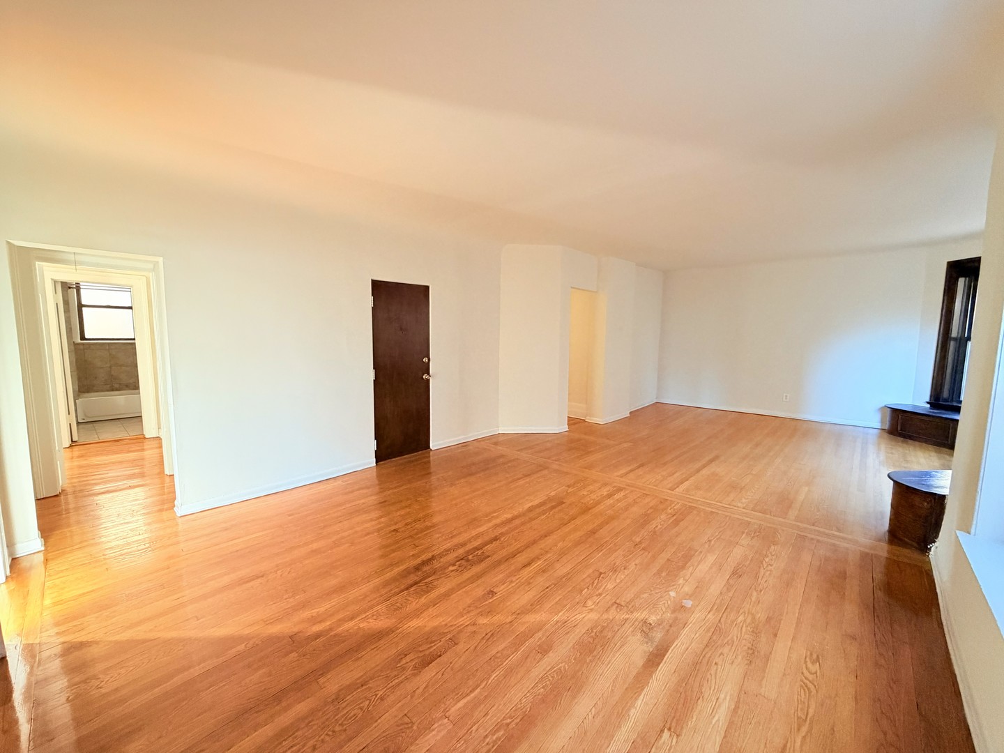 3939 N Pine Grove Avenue Unit: 2F