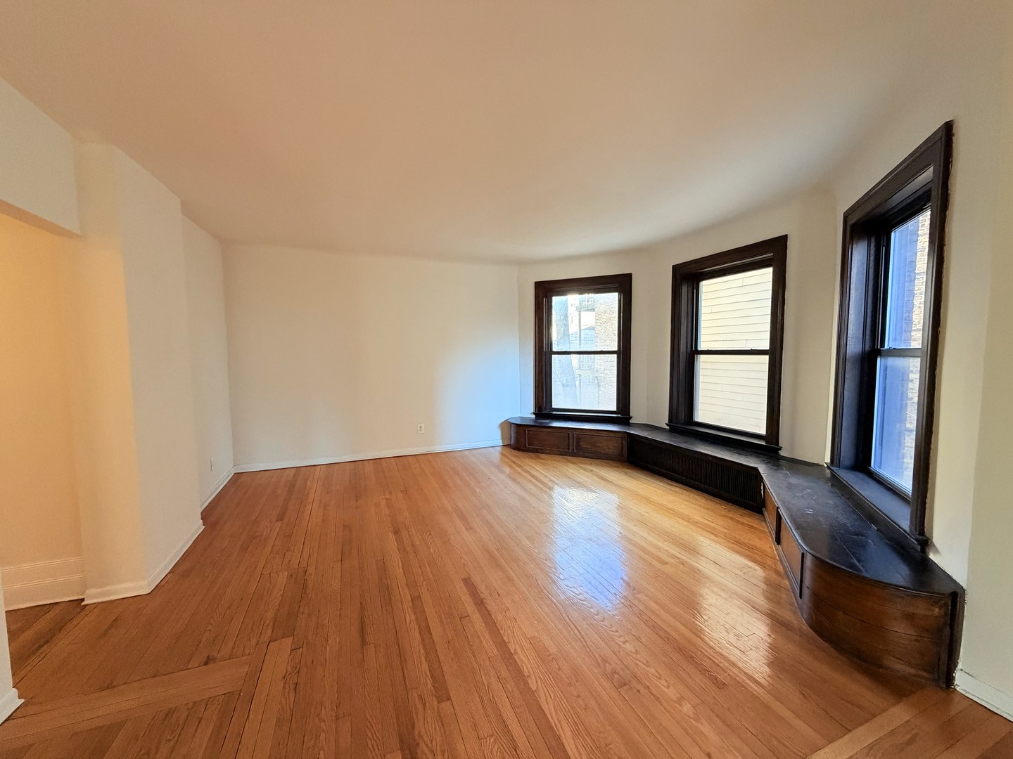 3939 N Pine Grove Avenue Unit: 2F