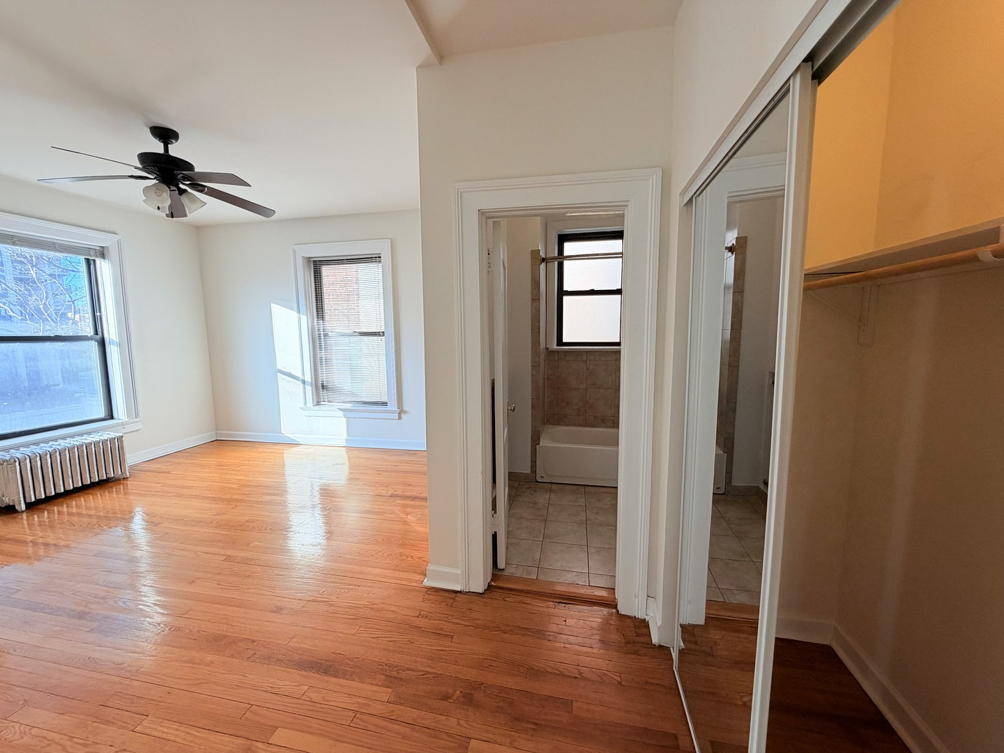 3939 N Pine Grove Avenue Unit: 2F