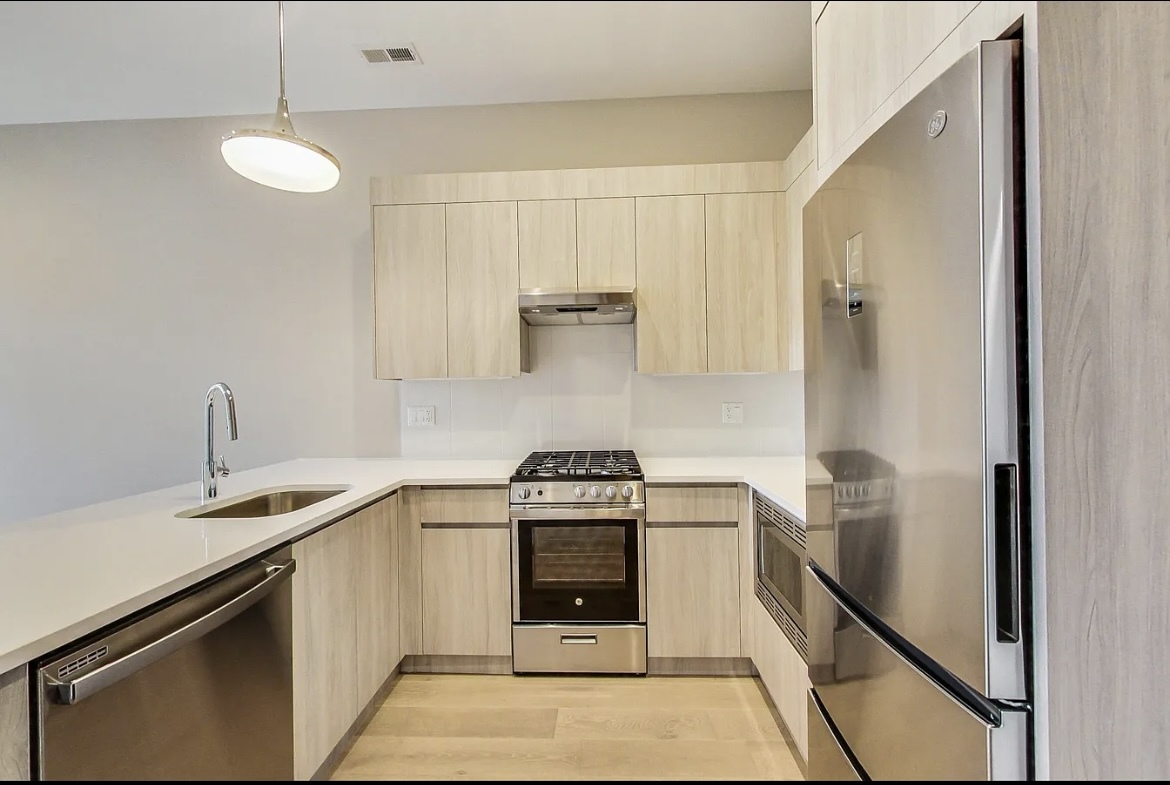 3757 N Sheffield Avenue Unit: 409