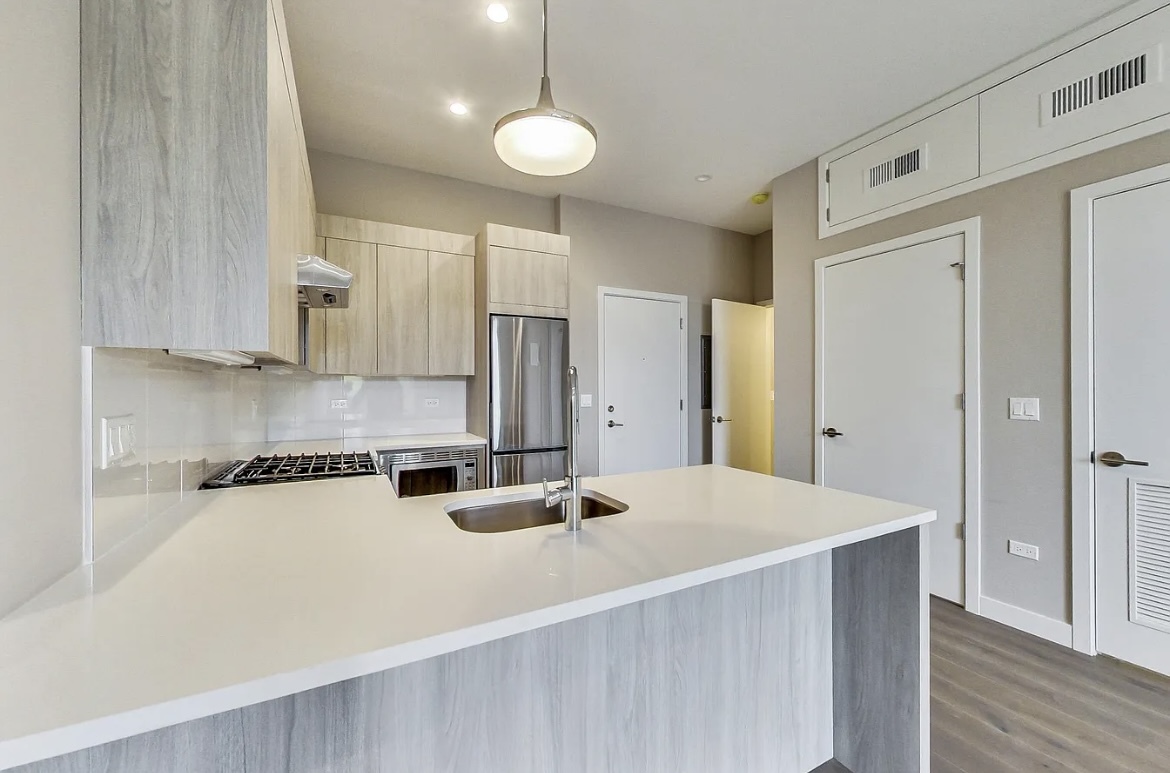 3757 N Sheffield Avenue Unit: 409