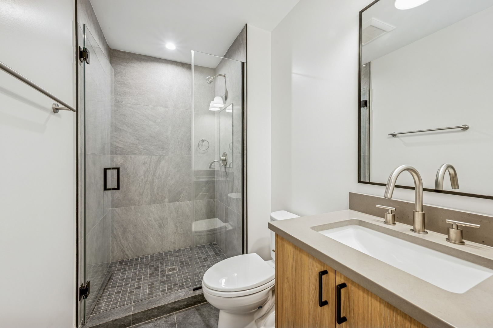 1337 W Estes Avenue Unit: 3C