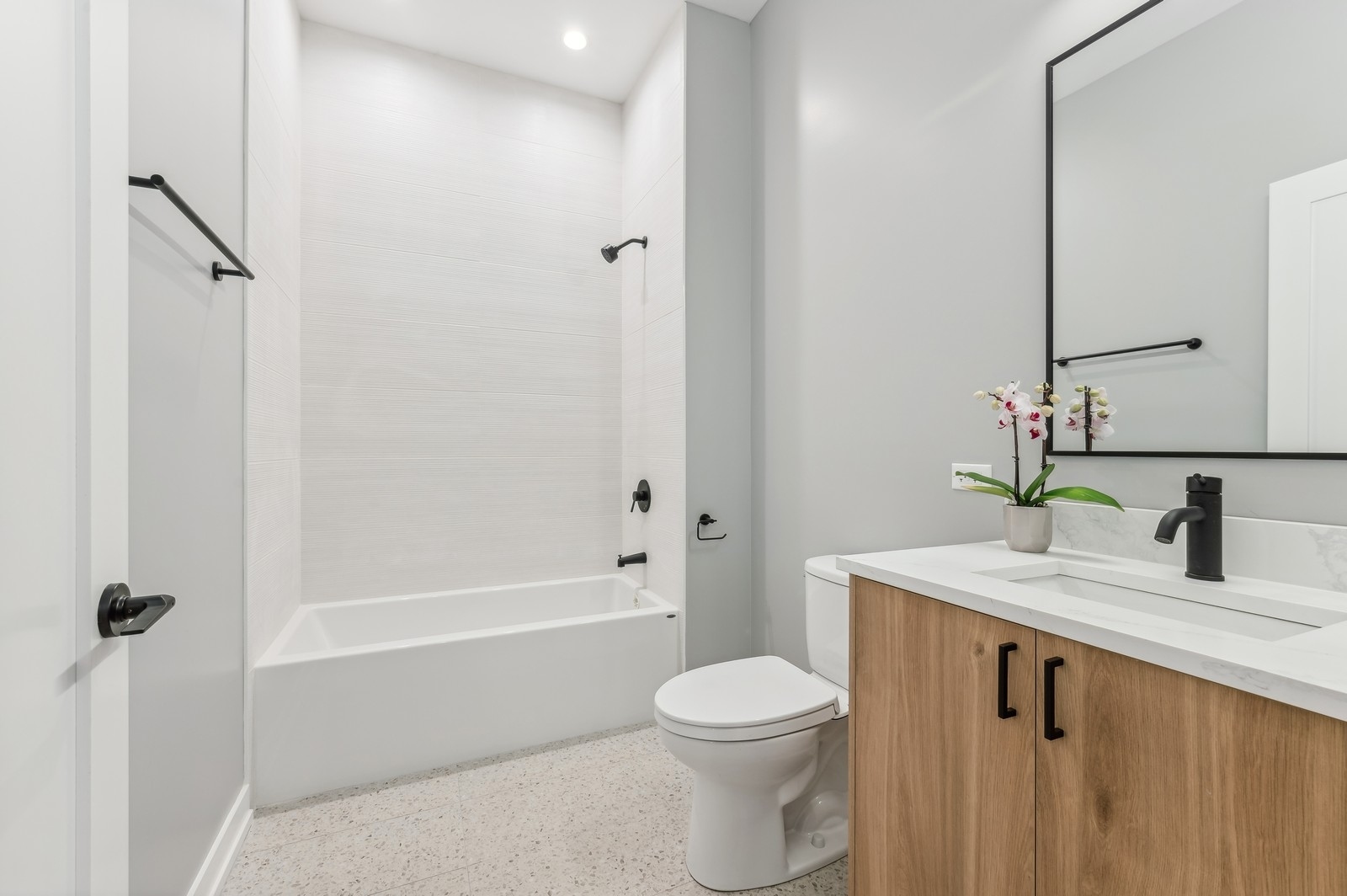 7006 N Glenwood Avenue Unit: 205