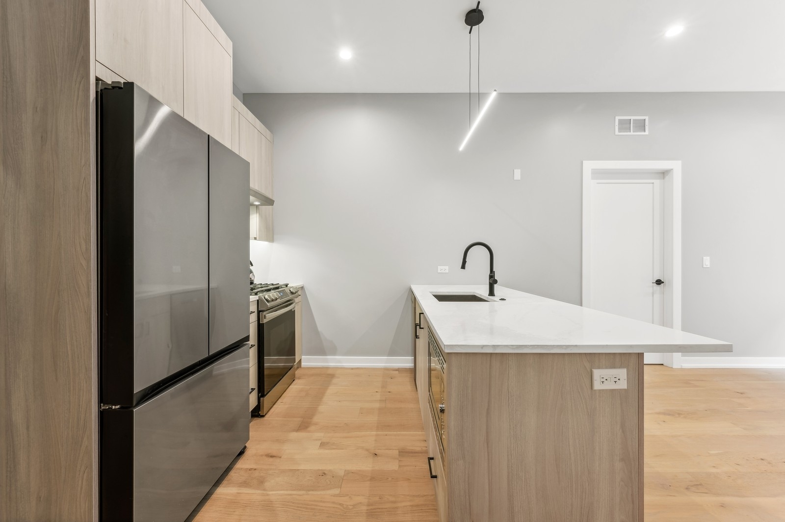 7006 N Glenwood Avenue Unit: 205