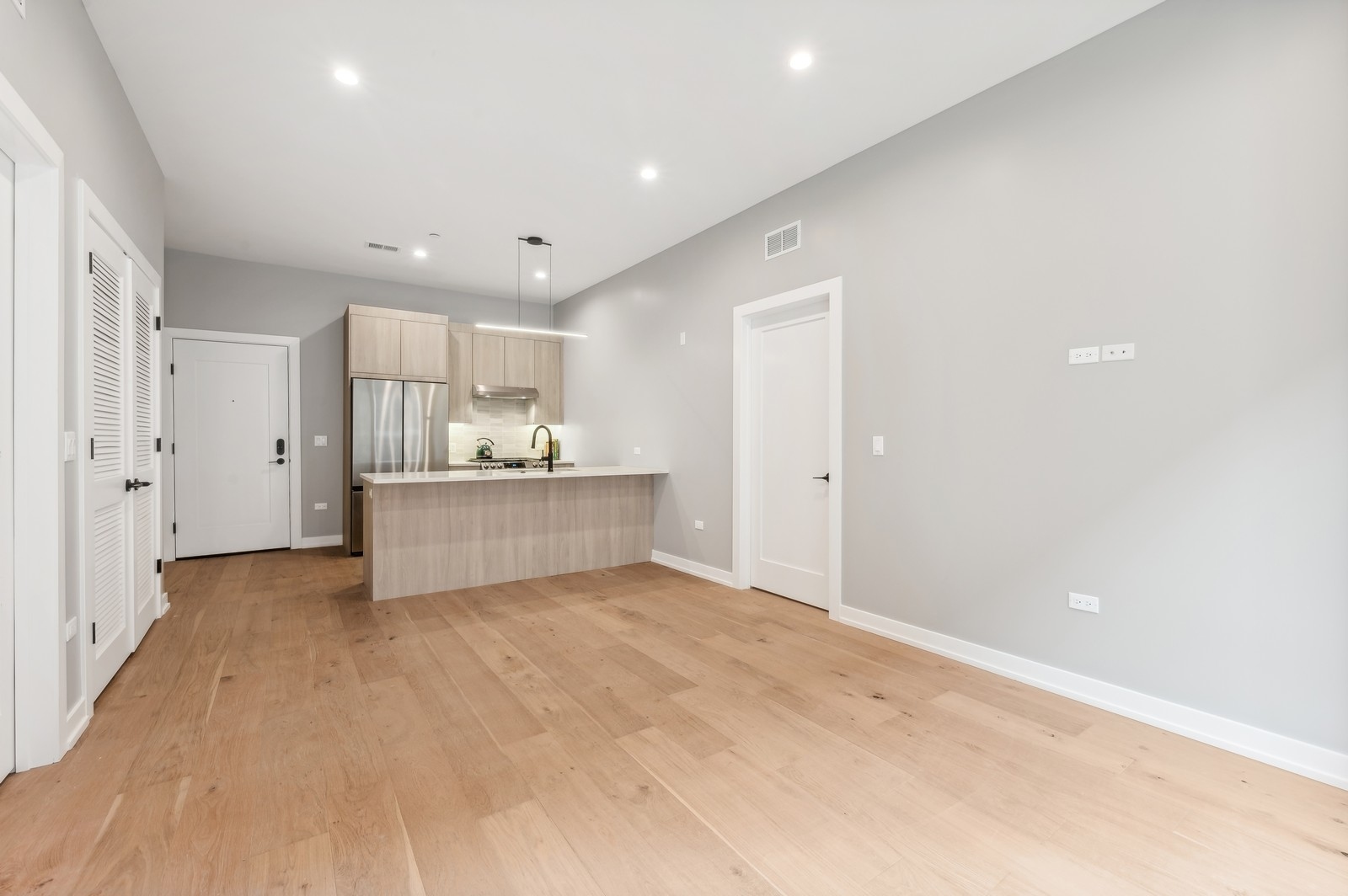 7006 N Glenwood Avenue Unit: 205