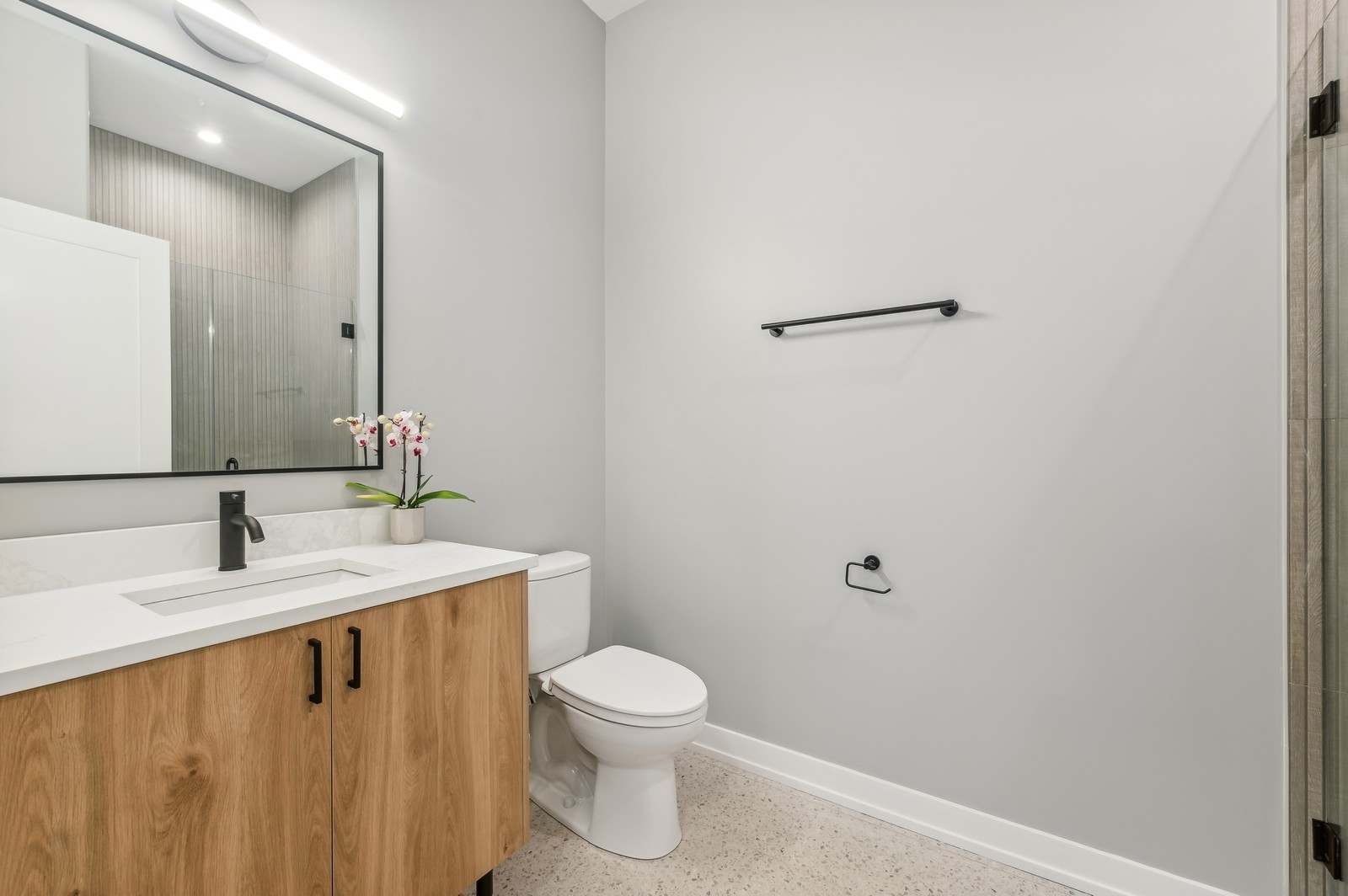 7006 N Glenwood Avenue Unit: 205