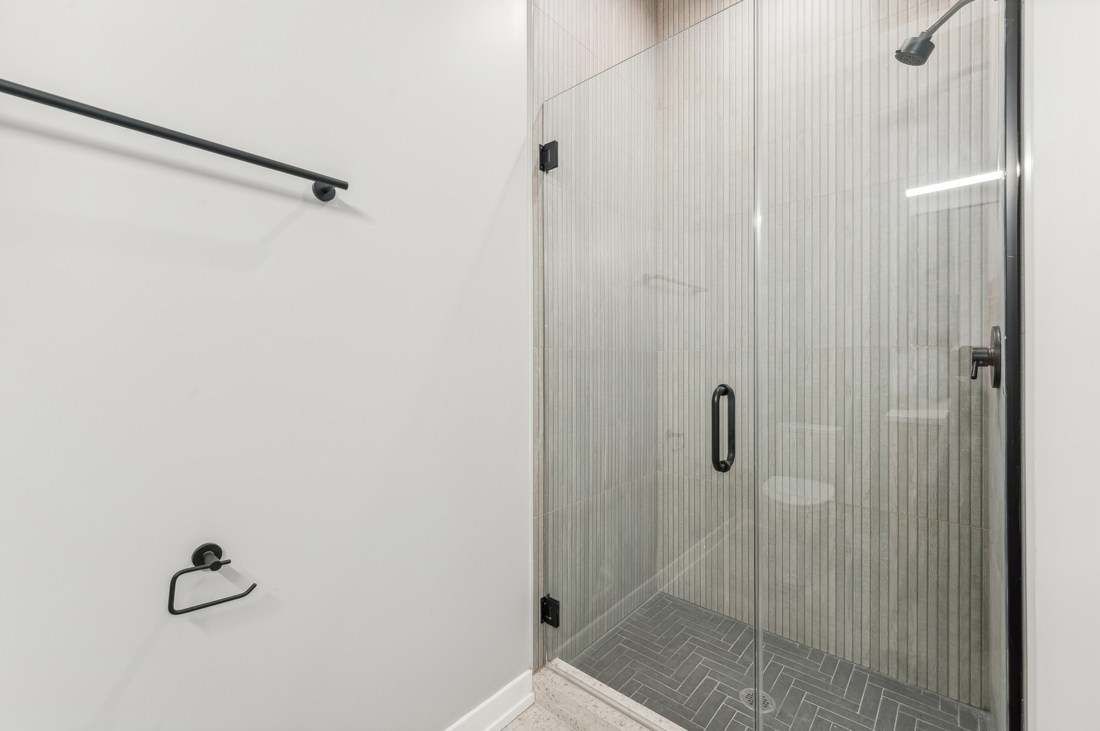 7006 N Glenwood Avenue Unit: 205