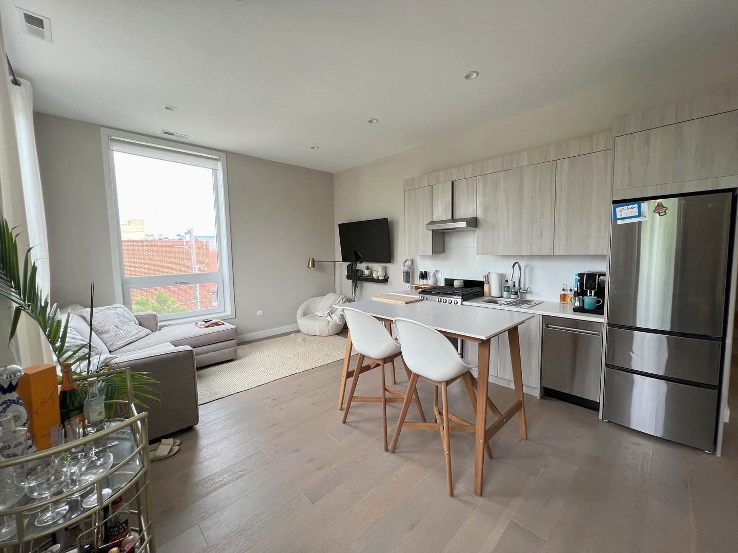 3757 N Sheffield Avenue Unit: 201