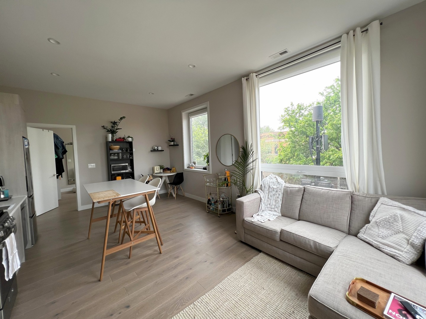 3757 N Sheffield Avenue Unit: 201