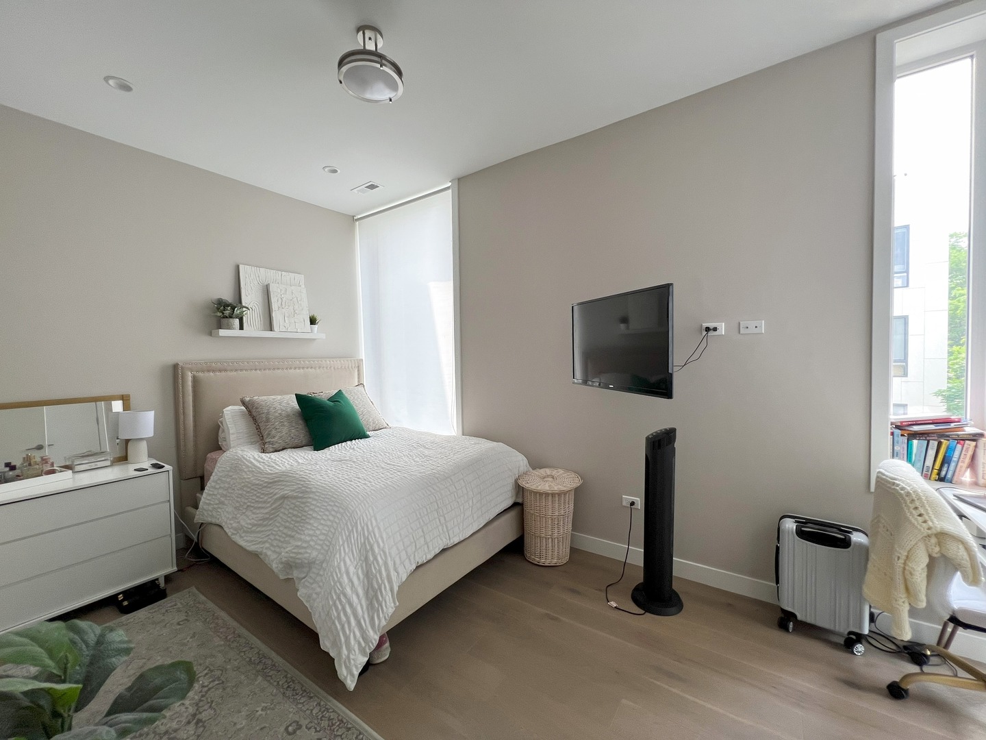 3757 N Sheffield Avenue Unit: 201