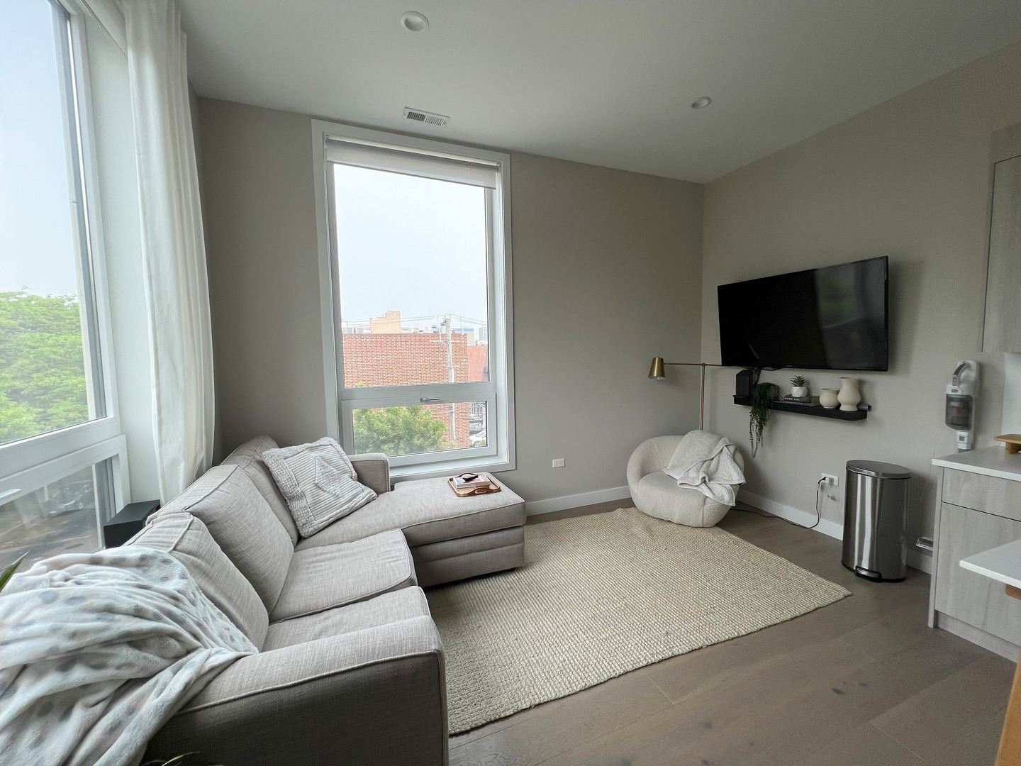 3757 N Sheffield Avenue Unit: 201