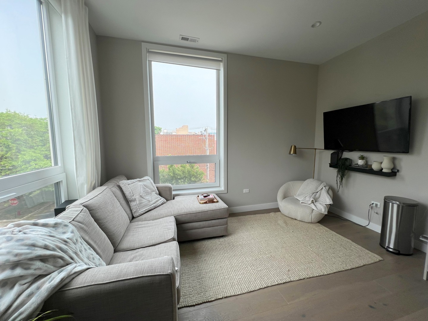 3757 N Sheffield Avenue Unit: 201