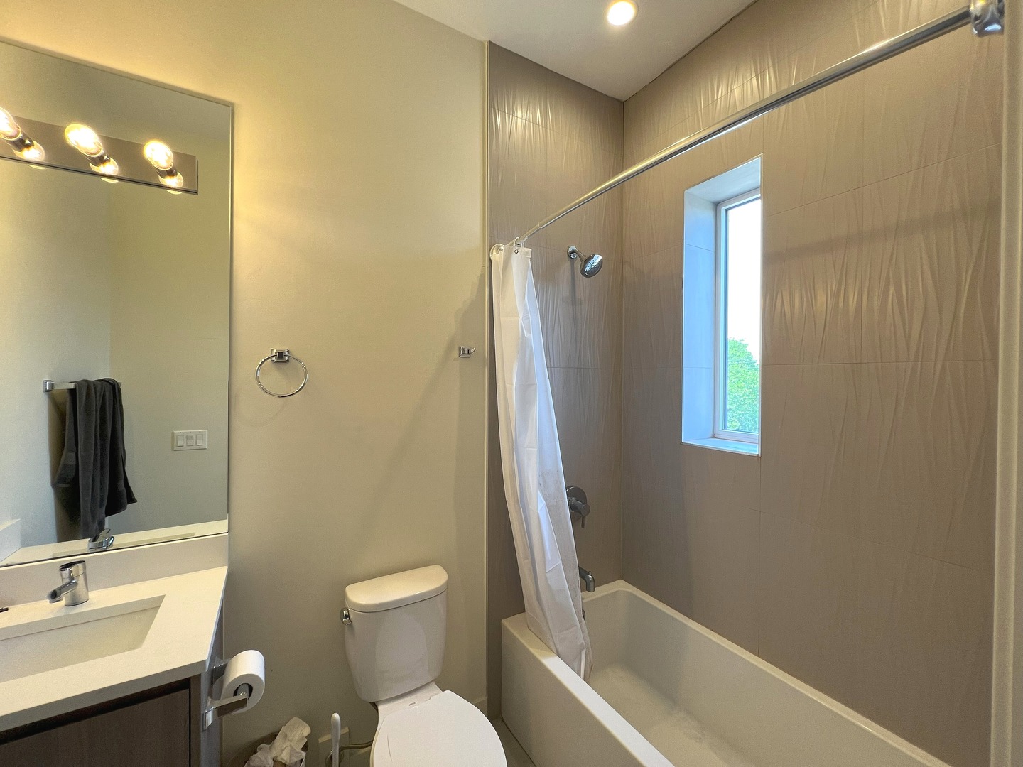 3757 N Sheffield Avenue Unit: 302