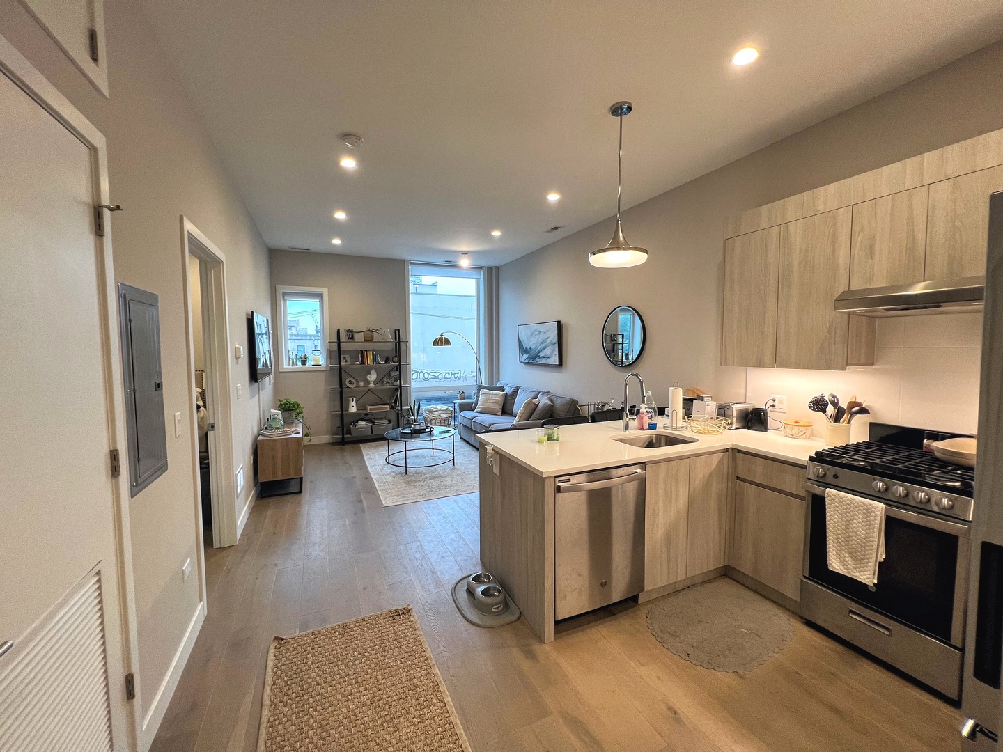 3757 N Sheffield Avenue Unit: 207