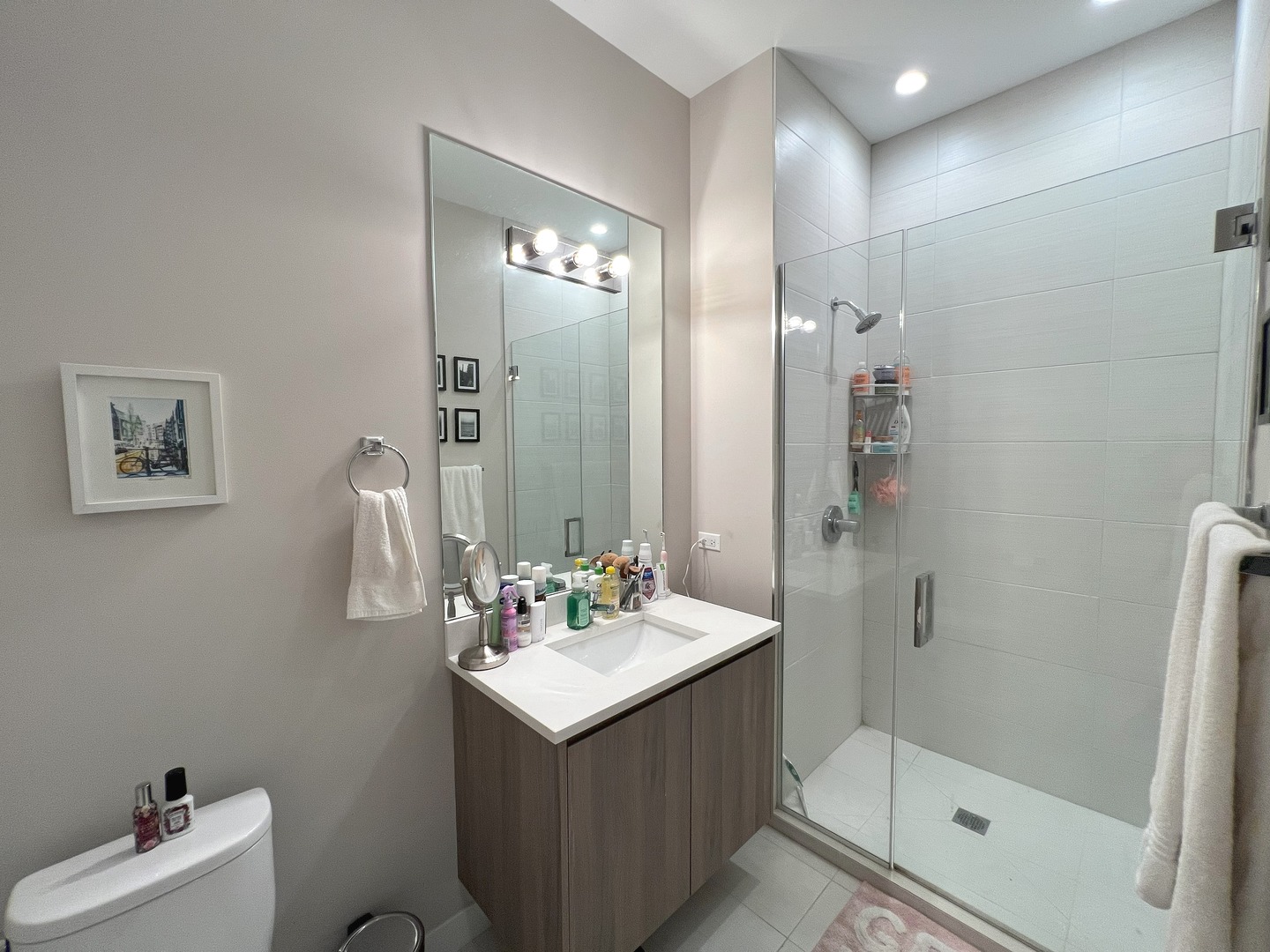 3757 N Sheffield Avenue Unit: 207