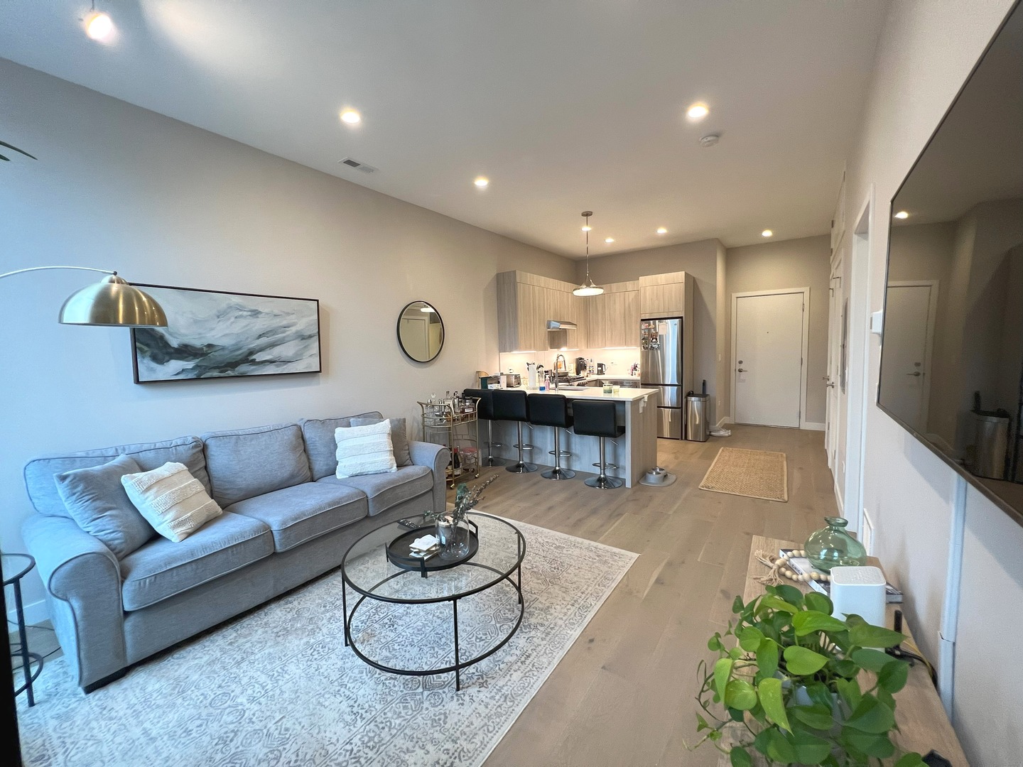 3757 N Sheffield Avenue Unit: 207