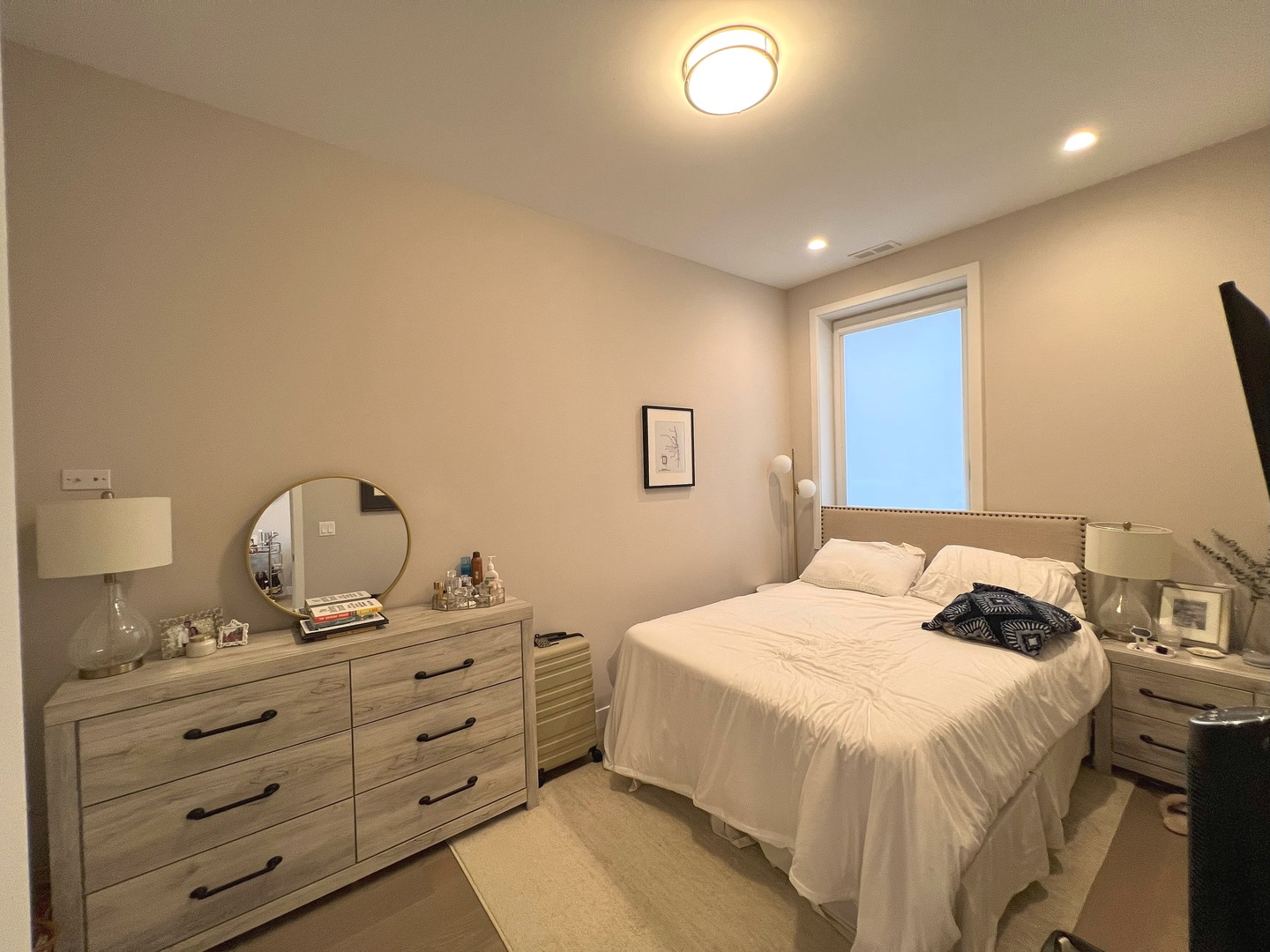 3757 N Sheffield Avenue Unit: 207