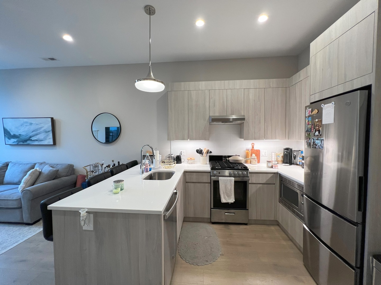3757 N Sheffield Avenue Unit: 207