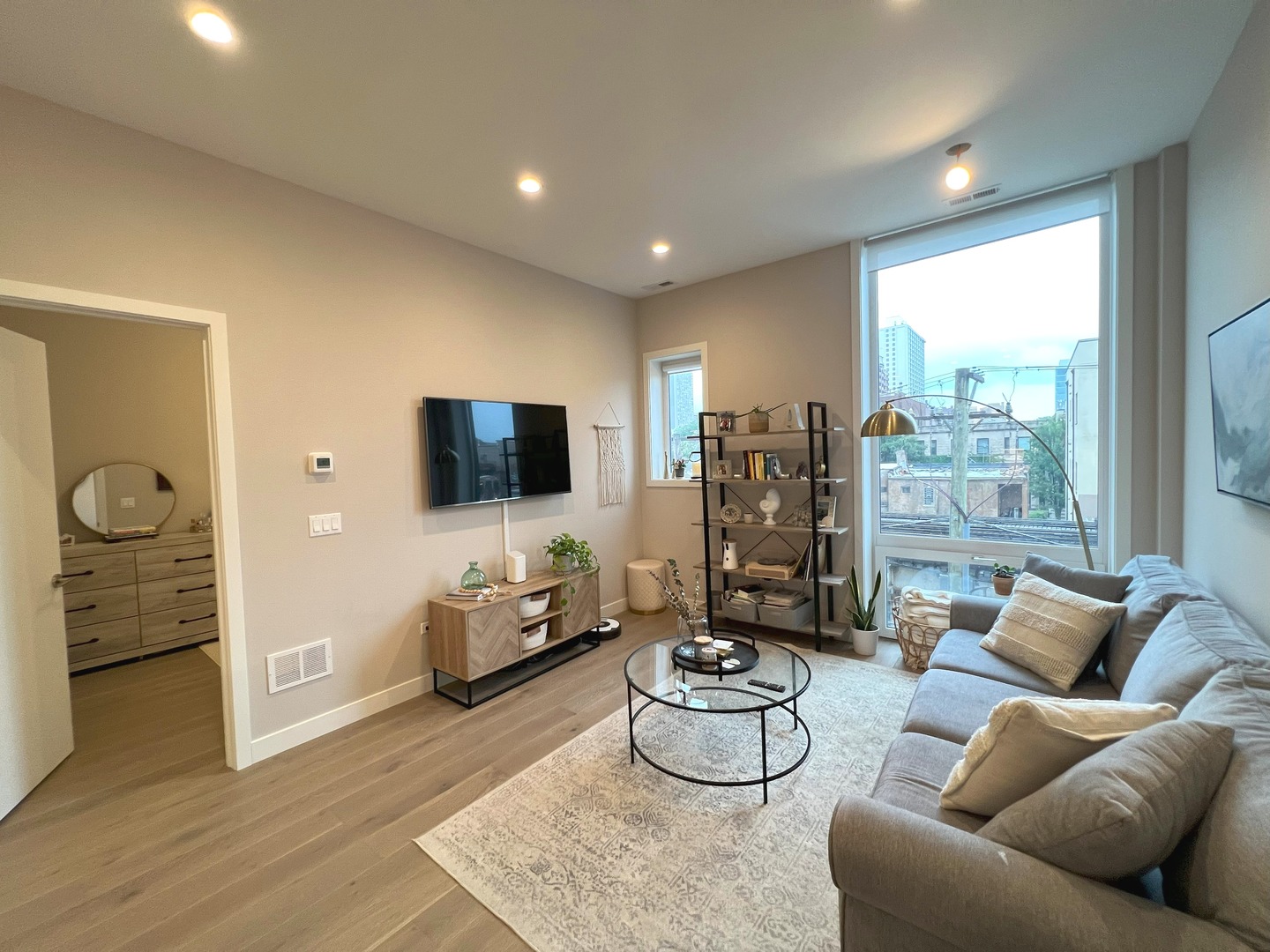 3757 N Sheffield Avenue Unit: 207