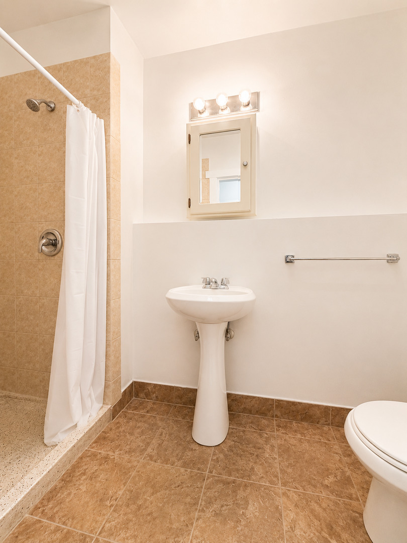 668 W Sheridan Road Unit: 2