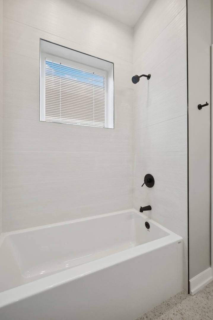 7006 N Glenwood Avenue Unit: 302
