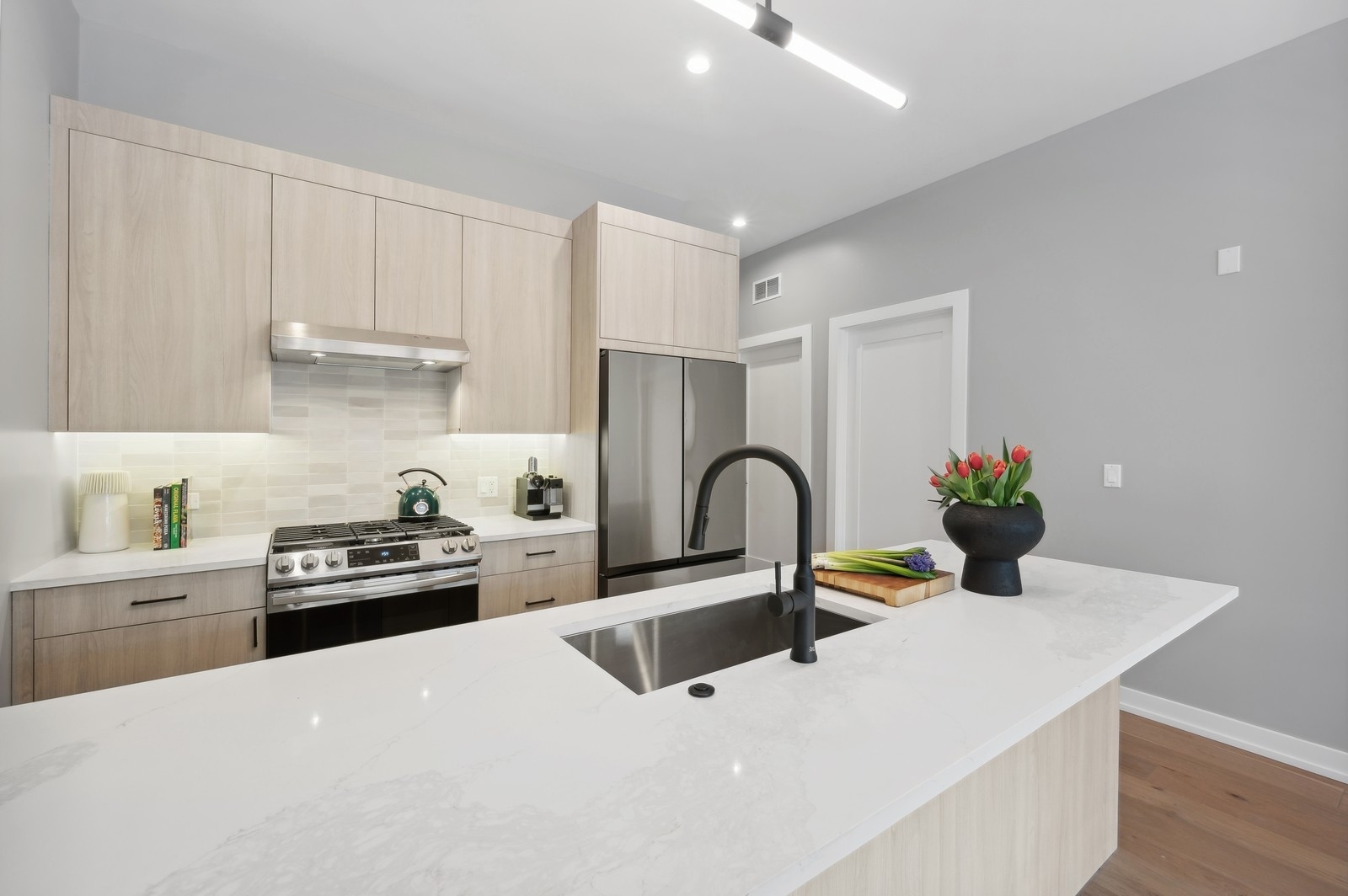 7006 N Glenwood Avenue Unit: 302