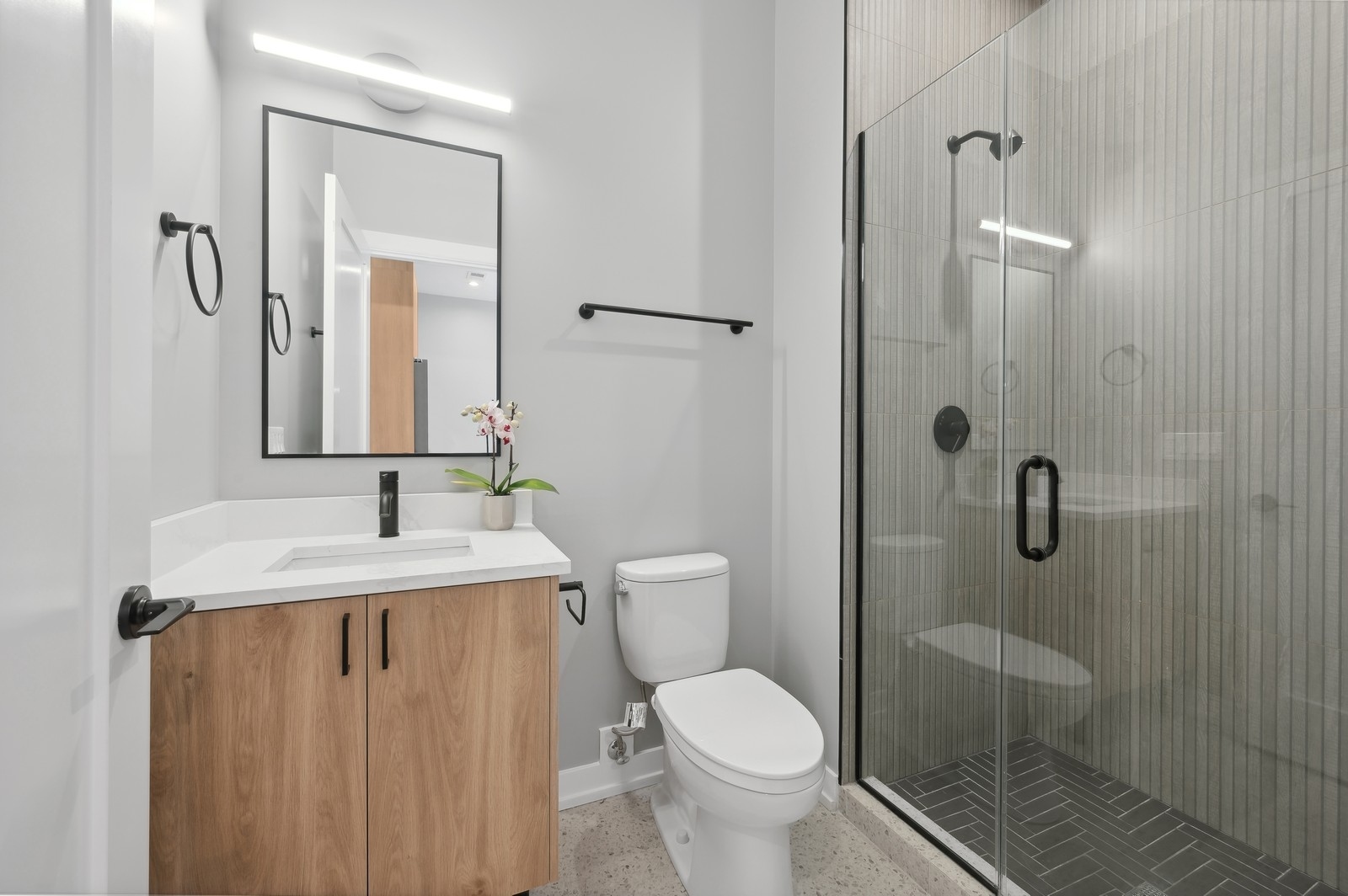 7006 N Glenwood Avenue Unit: 302