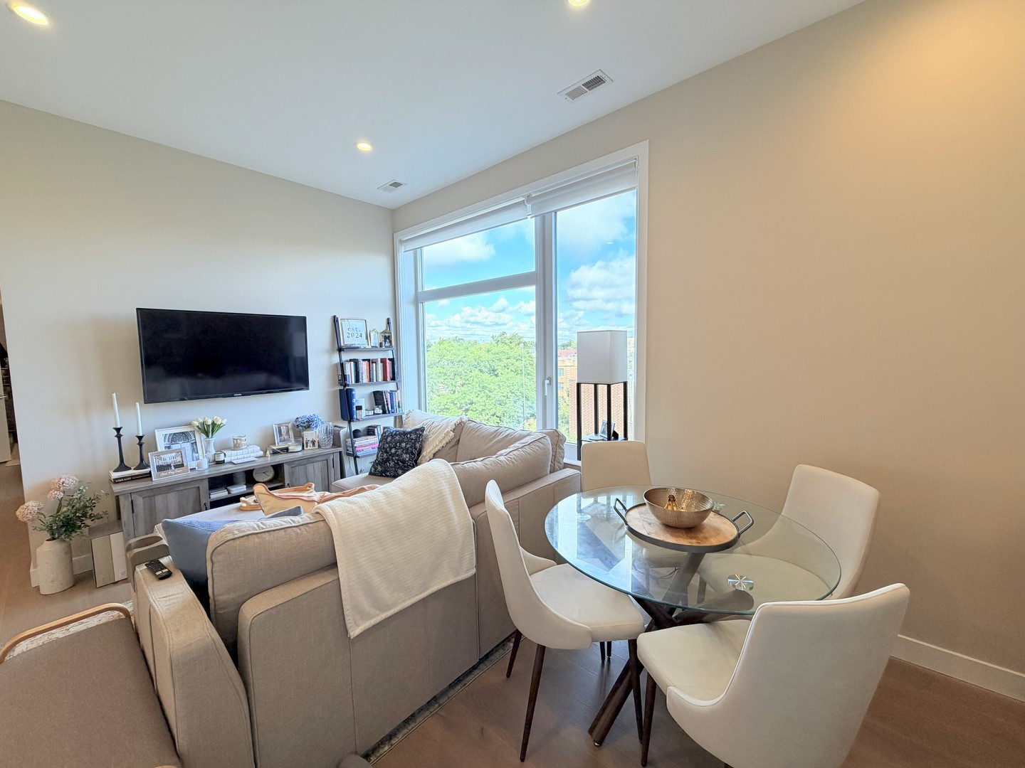 3757 N Sheffield Avenue Unit: 302