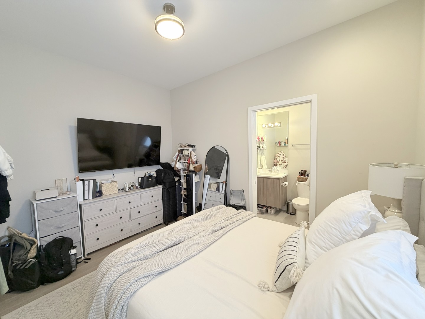 3757 N Sheffield Avenue Unit: 302