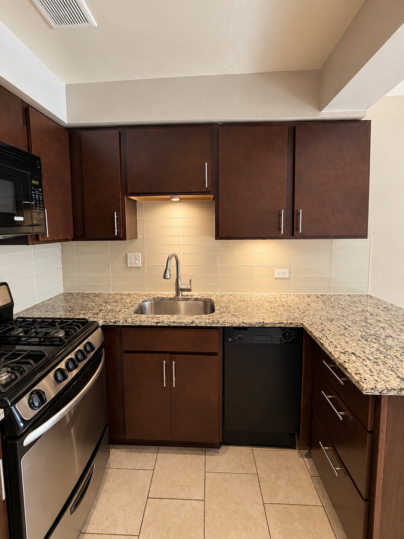 3610 N Pine Grove Avenue Unit: 505