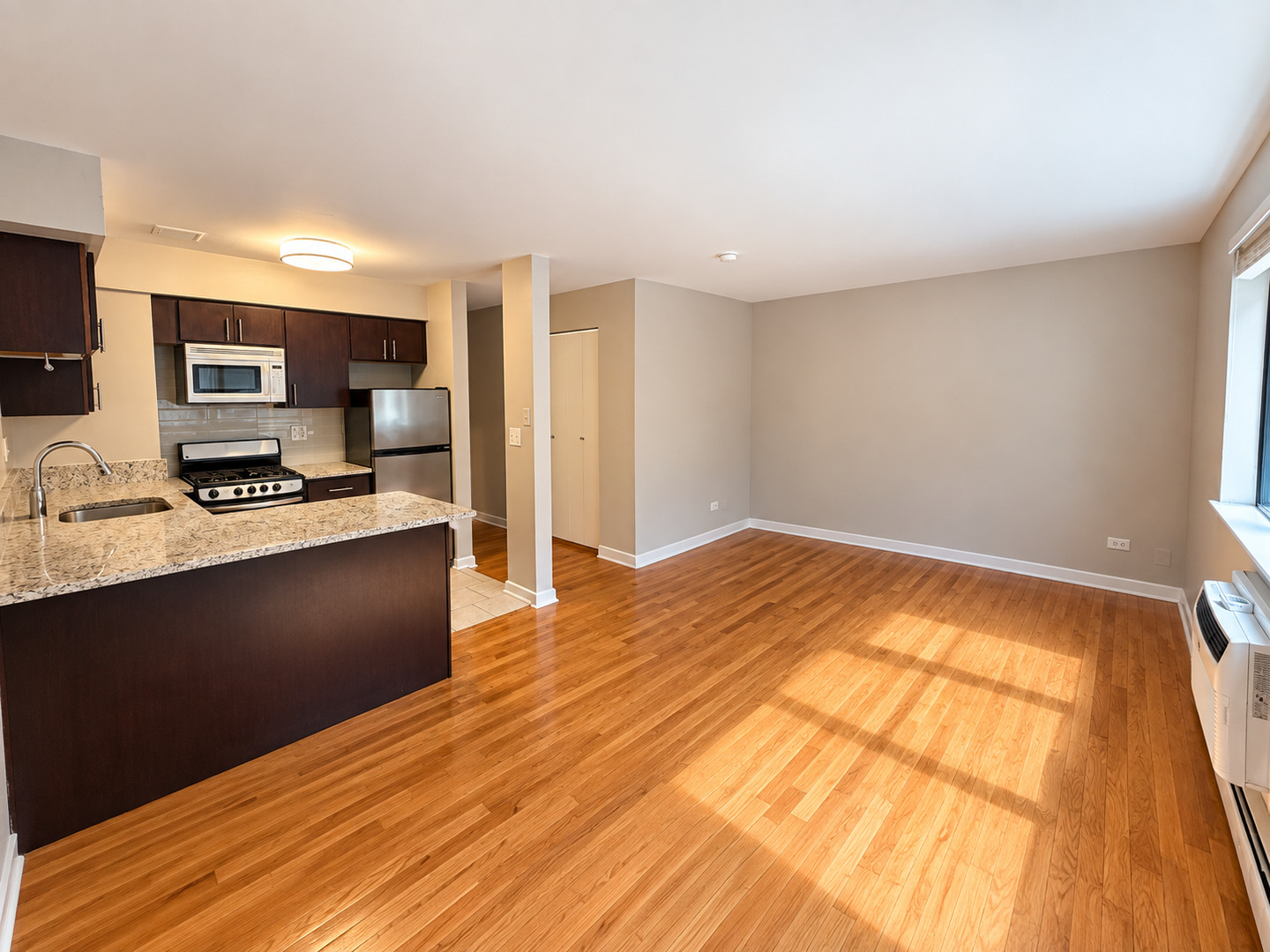 3610 N Pine Grove Avenue Unit: 304