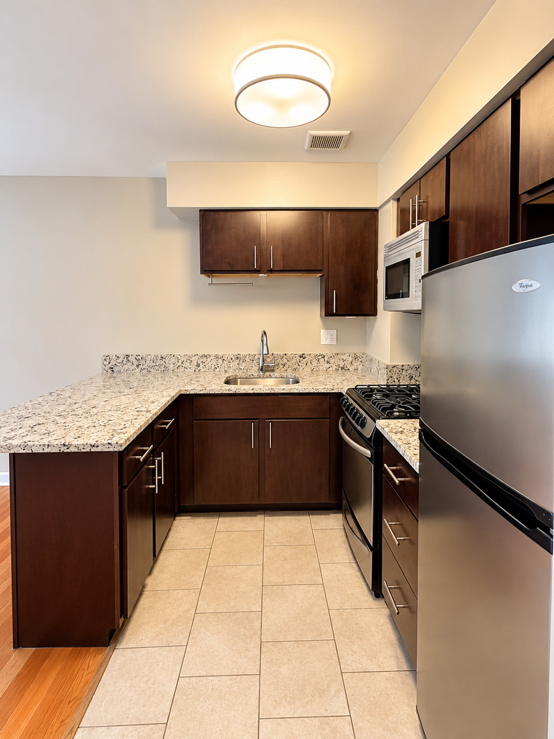 3610 N Pine Grove Avenue Unit: 304