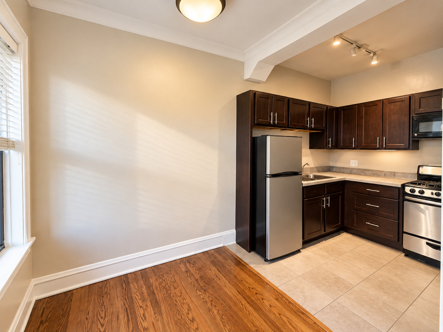 823 W Buena Avenue Unit: 207