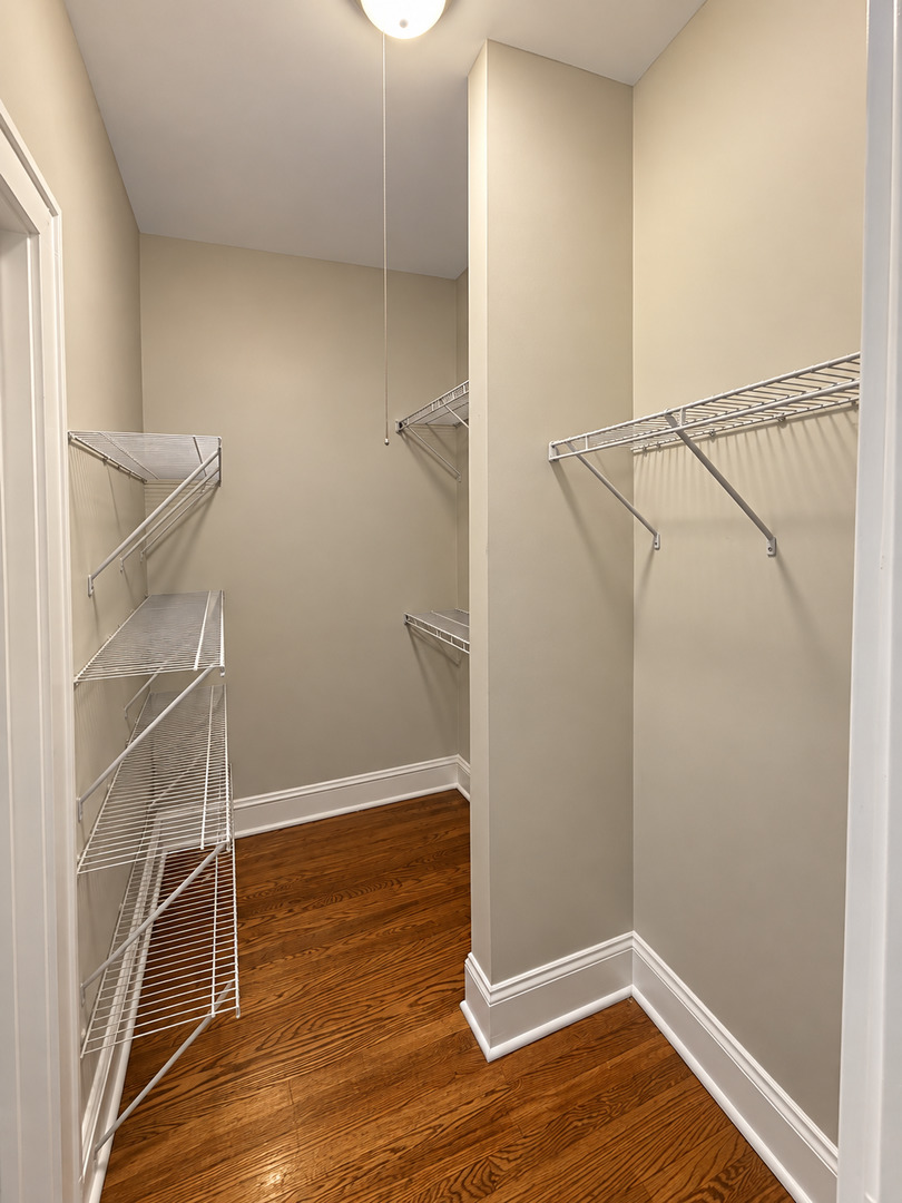 823 W Buena Avenue Unit: 207