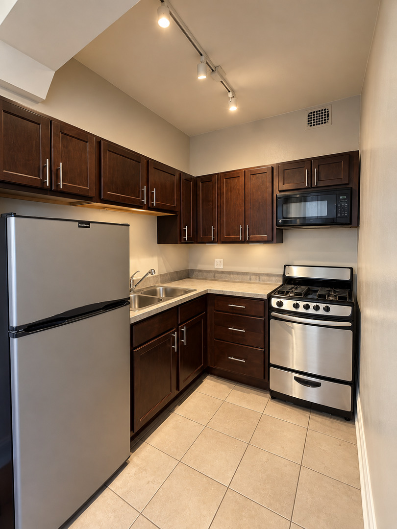 823 W Buena Avenue Unit: 207