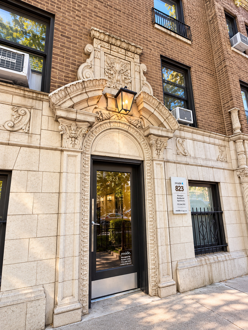 823 W Buena Avenue Unit: 207