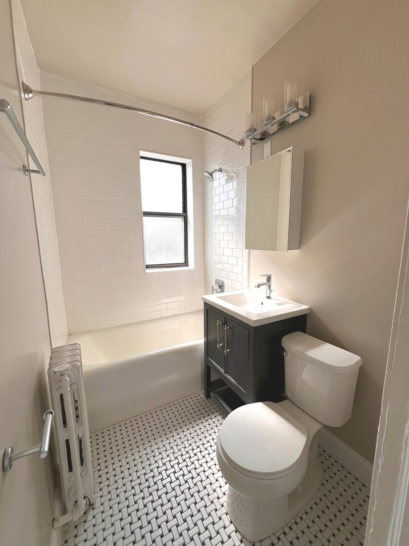 4157 N Clarendon Avenue Unit: 304