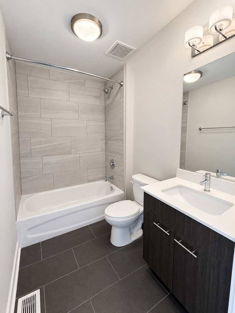 1545 W North Avenue Unit: 401