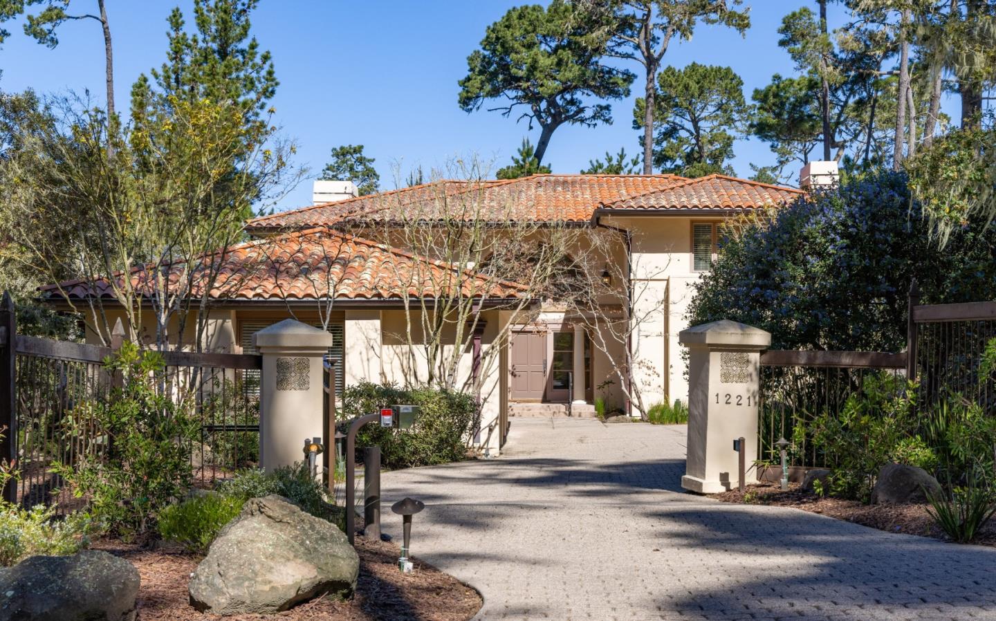 1221 Benbow Place