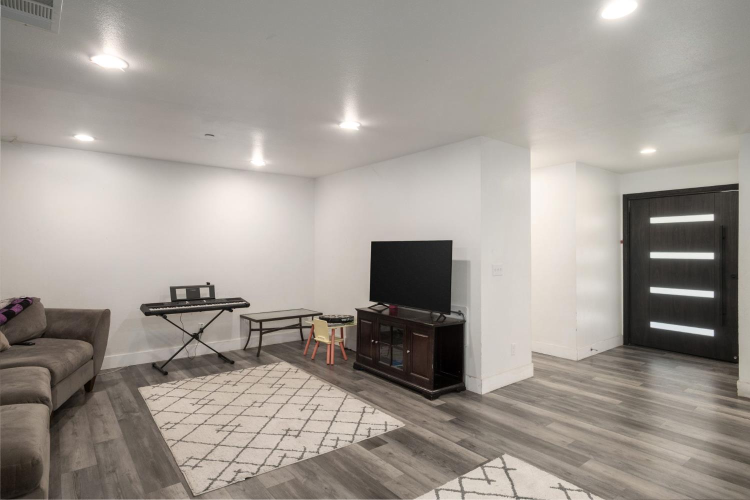 1465 E Escalon