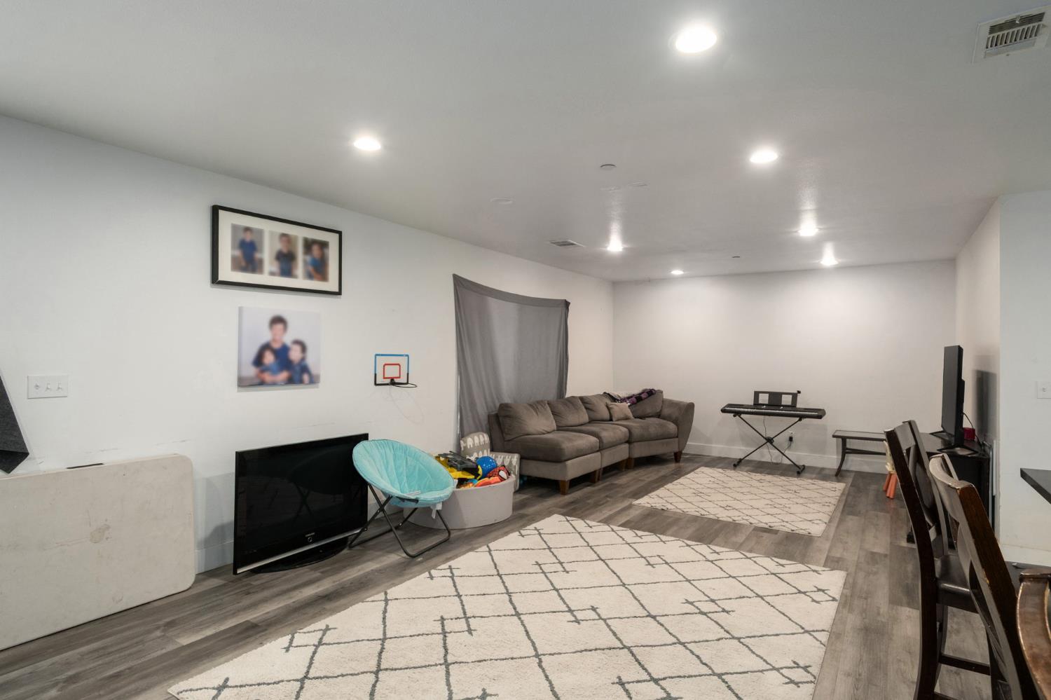 1465 E Escalon