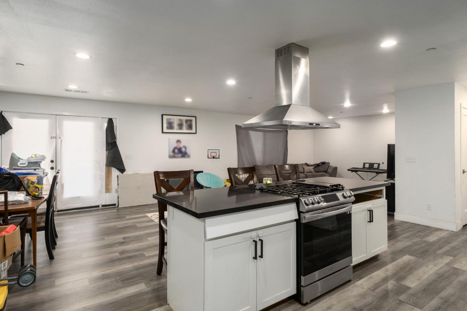 1465 E Escalon