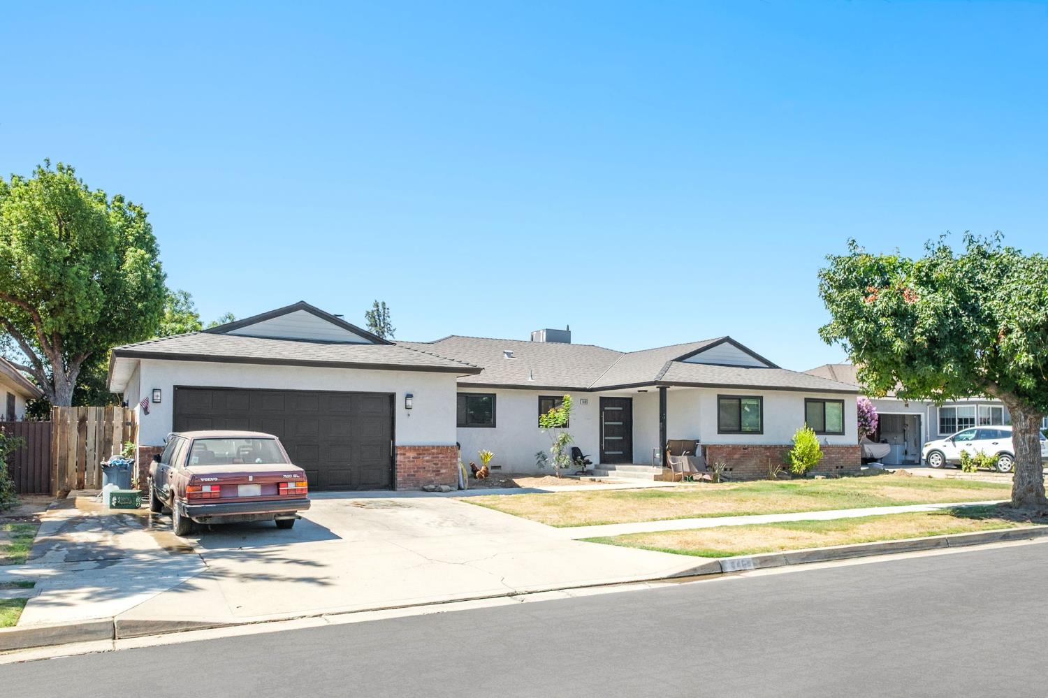 1465 E Escalon