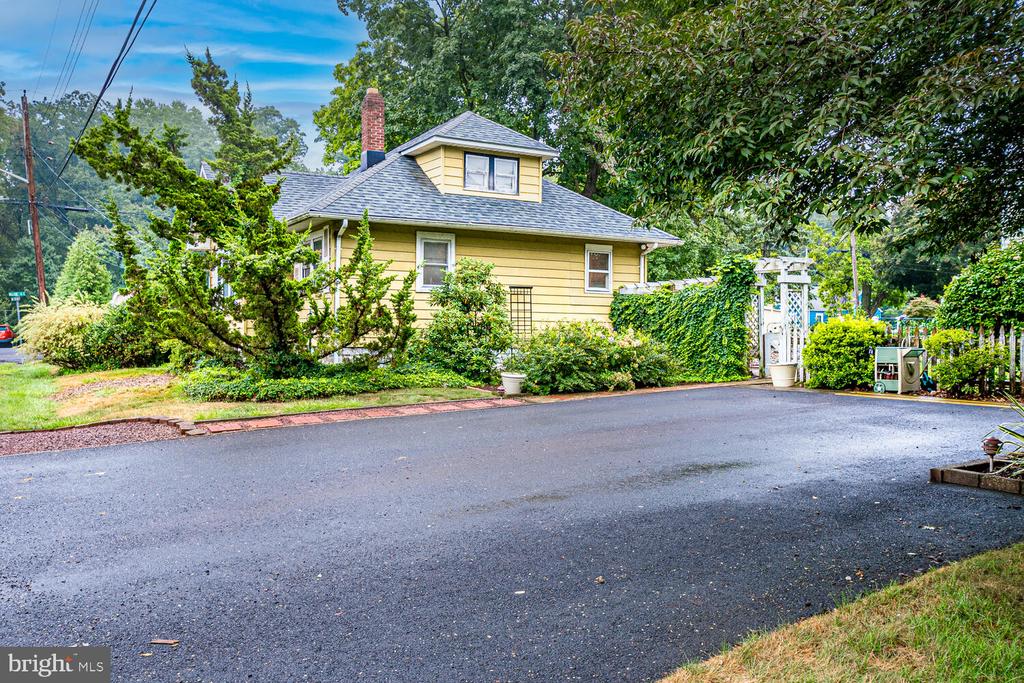 44 WOODSIDE AVENUE