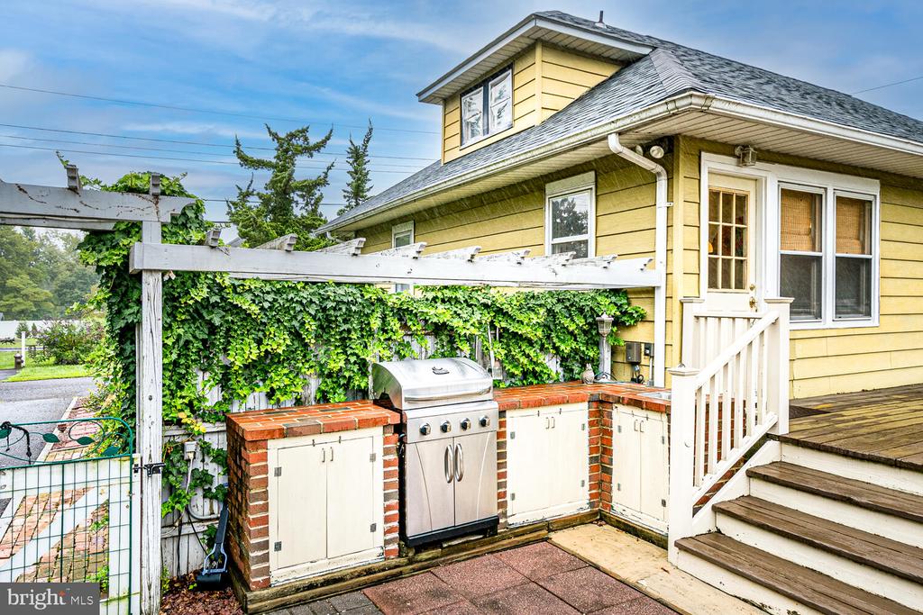44 WOODSIDE AVENUE