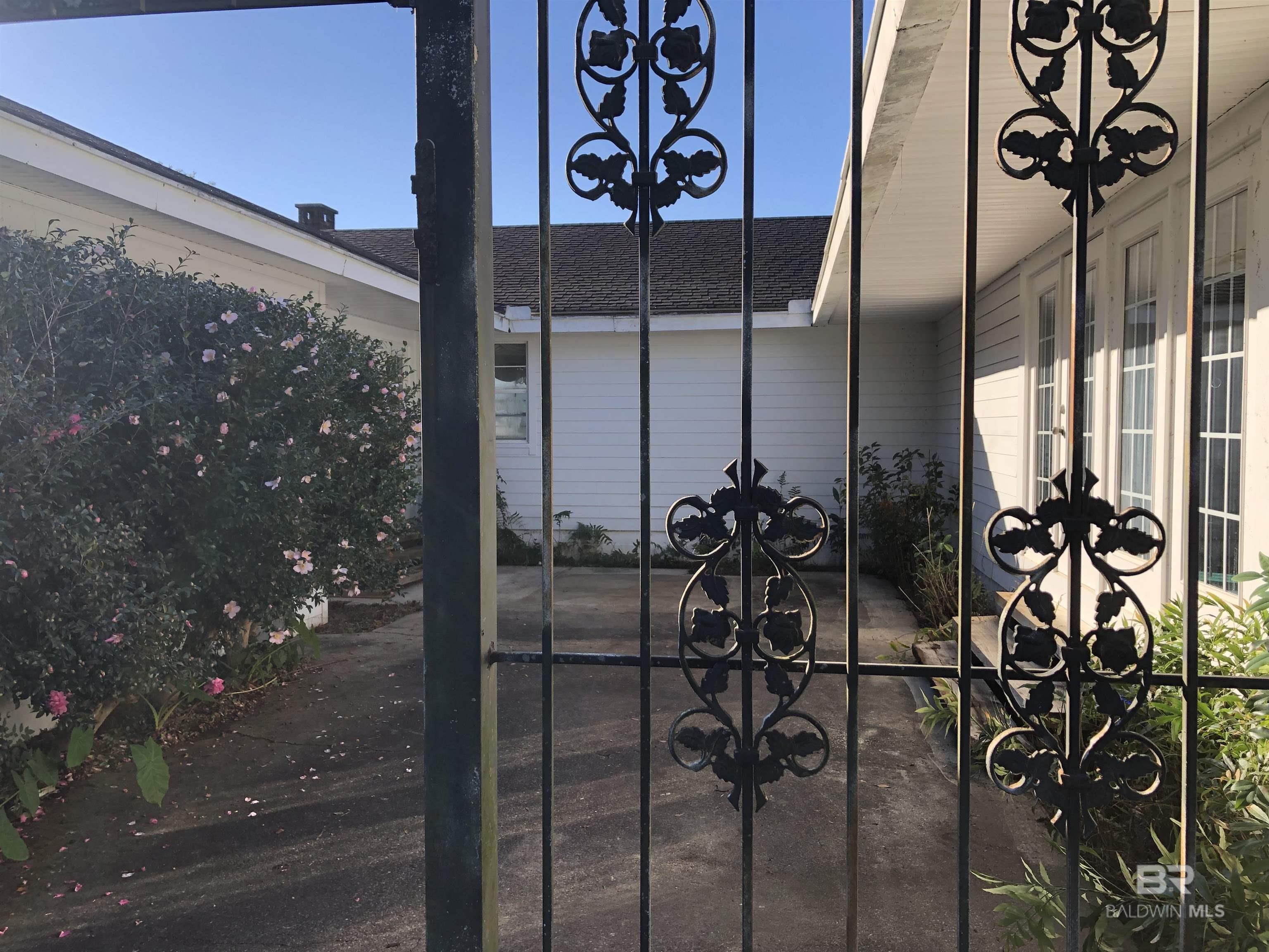 302 W Satsuma Avenue